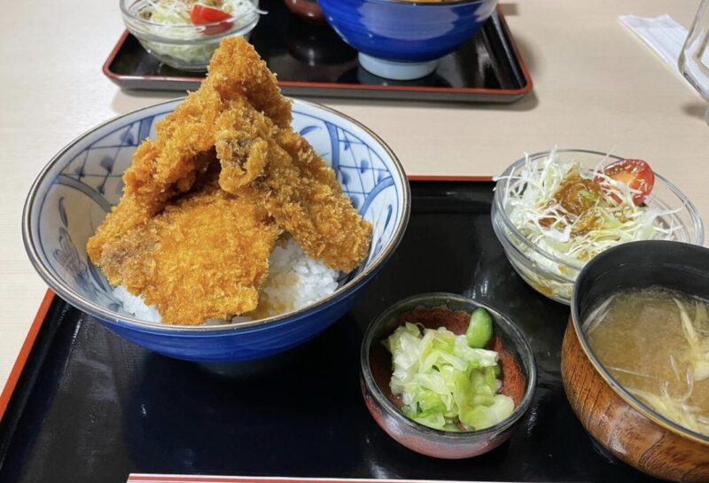 佐渡島　ブリカツ丼　キッチンよろこんで